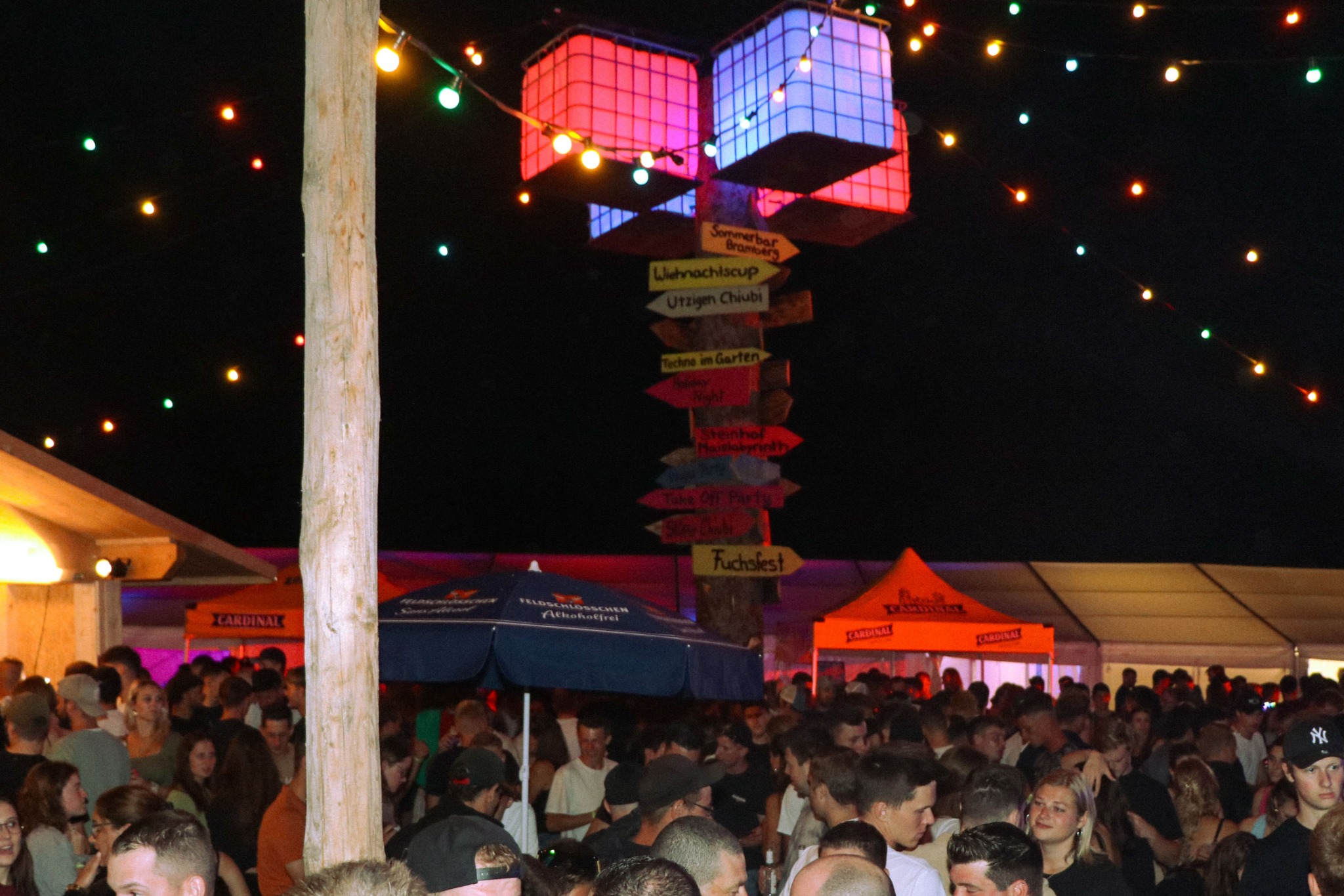 Festgelände bei Nacht